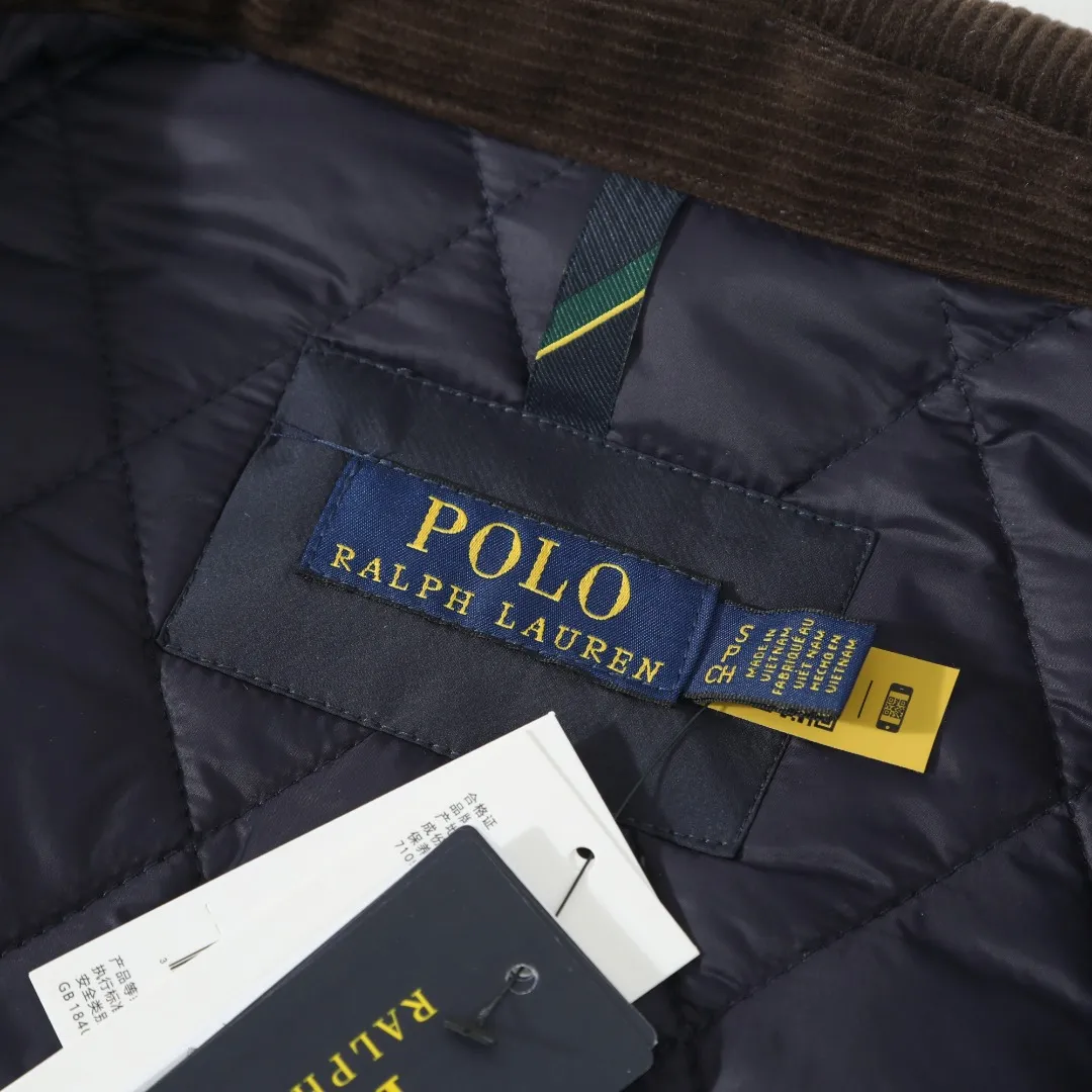 P370 #R50 Ralph Lauren/Ralph Lauren classic old money style workwear rhombus retro cotton jacket. Inspired by retro workwear, it reshapes the contemporary British style. Imported machine-pressed diamond quilting technology, every quilting line is accurately aligned, and the details are full of ingenuity; three-dimensional tailoring creates a neat H-shaped silhouette, and it can still remain light and straight when worn in multiple layers in autumn and winter. Customized metal buttons, low-key embellished textured corduroy lapel design, full of retro atmosphere, 37.5° temperature control black technology, breathable and moisture-proof, locks in temperature and sweat, waterproof and snow-proof fabric, no fear of bad weather, anti-run cotton patented technology, warm and soft, long-wearing without deformation, five high-end colors: navy | khaki | black | green | brown, easily suitable for commuting, leisure, and travel. Wearing one piece gives off a calm temperament of "old money style", and you can have both style and warmth in low-temperature weather.  Color: Navy blue, black, khaki, military green, brown Size: S M L